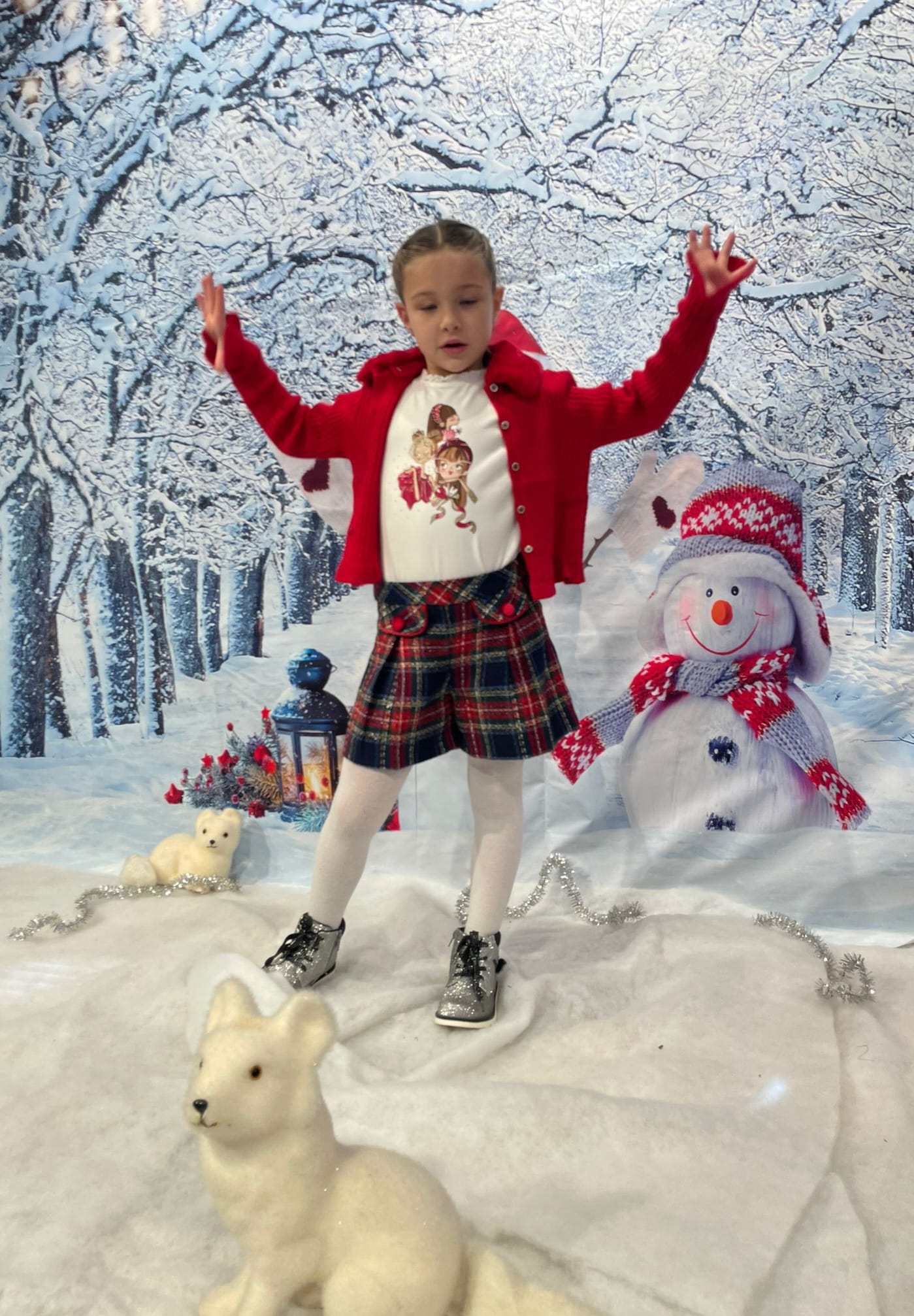 Completo MAYORAL per bambina con cardigan rosso, t-shirt e pantagonna scozzese - immagine 5