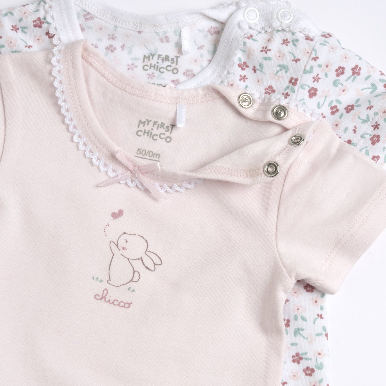 Set 2 body CHICCO mezza manica per neonata in cotone estivo. Disegno tenere conigliette e fiorellini - immagine 4