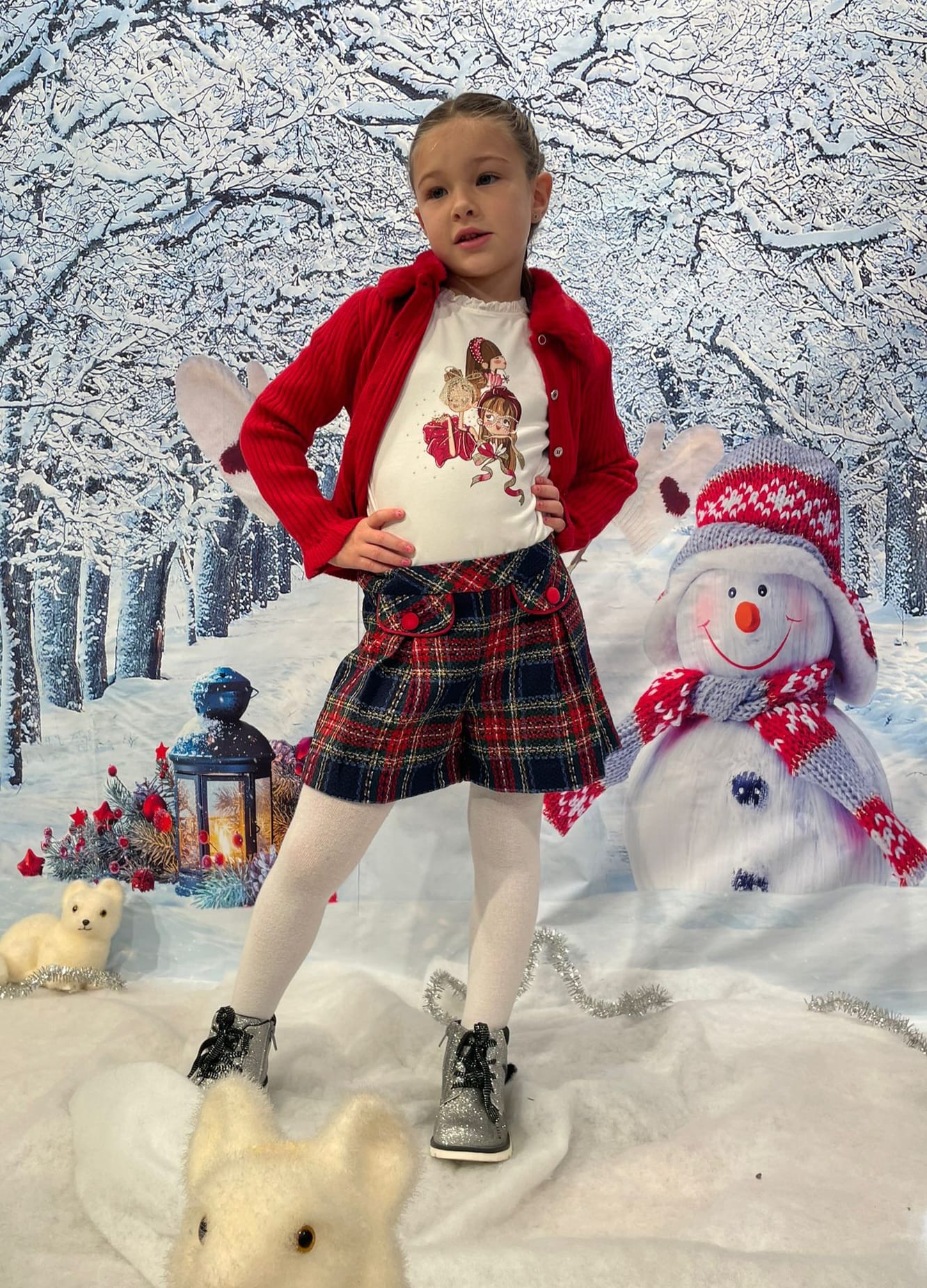Completo MAYORAL per bambina con cardigan rosso, t-shirt e pantagonna scozzese - immagine 2