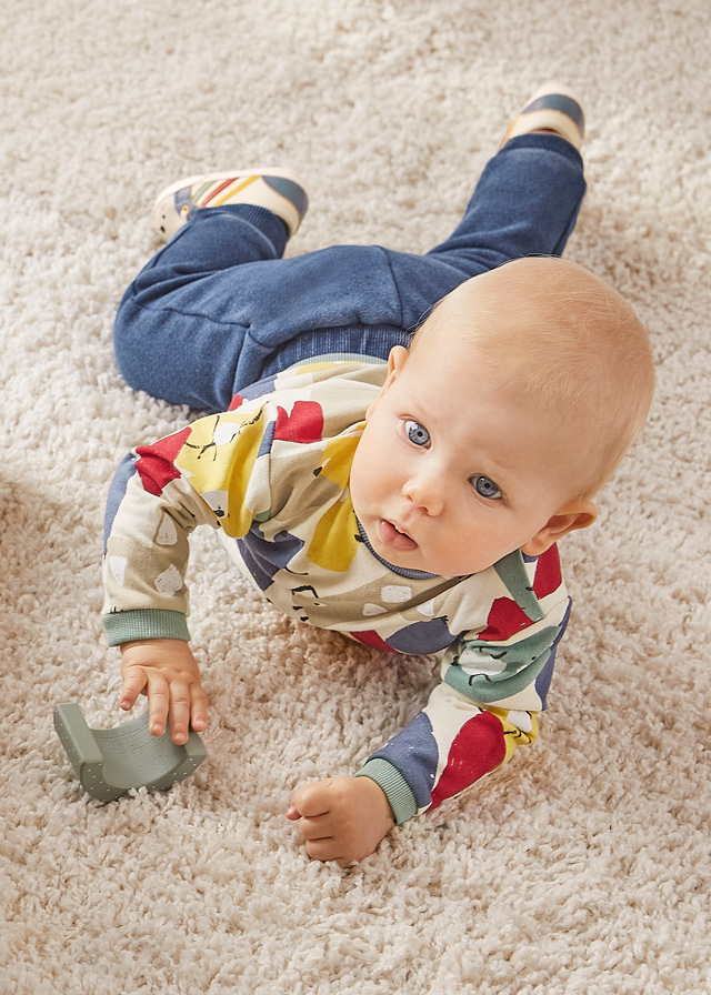 Completo MAYORAL invernale con felpa multicolore e pantalone felpa color jeans - immagine 2