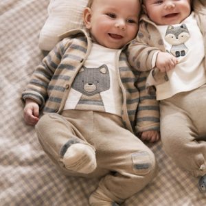 Completo 3 pezzi MAYORAL invernale con giacchina grigia e ecrù, t-shirt volpina e pantalone