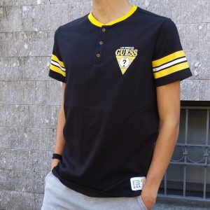 T-shirt GUESS nera logo giallo