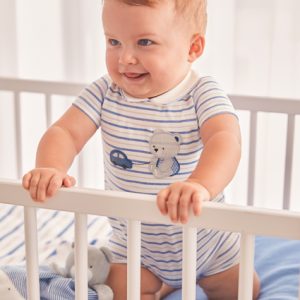 Tutina corta MAYORAL per neonato in cotone color bianco azzurro con orsetto