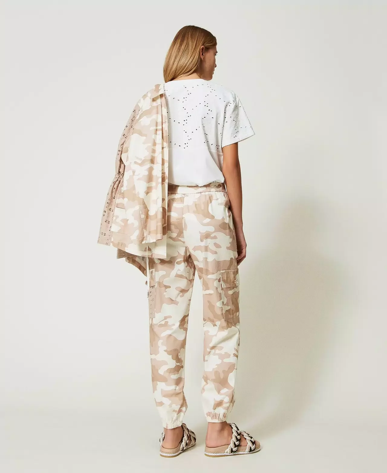 Pantaloni cargo a stampa camouflage TWINSET - immagine 4