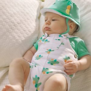 Completo MAYORAL in cotone con salopette verde e cappellino