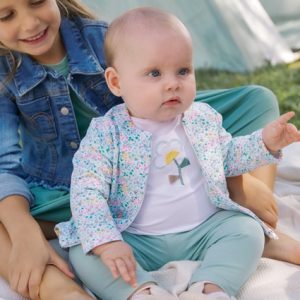 Completo MAYORAL primaverile con t-shirt mezza manica, pantalone e felpa color giada a fiorellini