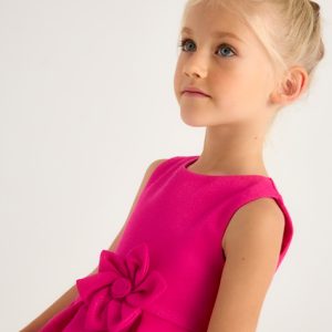 Abito strutturato satinato MAYORAL elegante cerimonia color magenta con fiore in vita