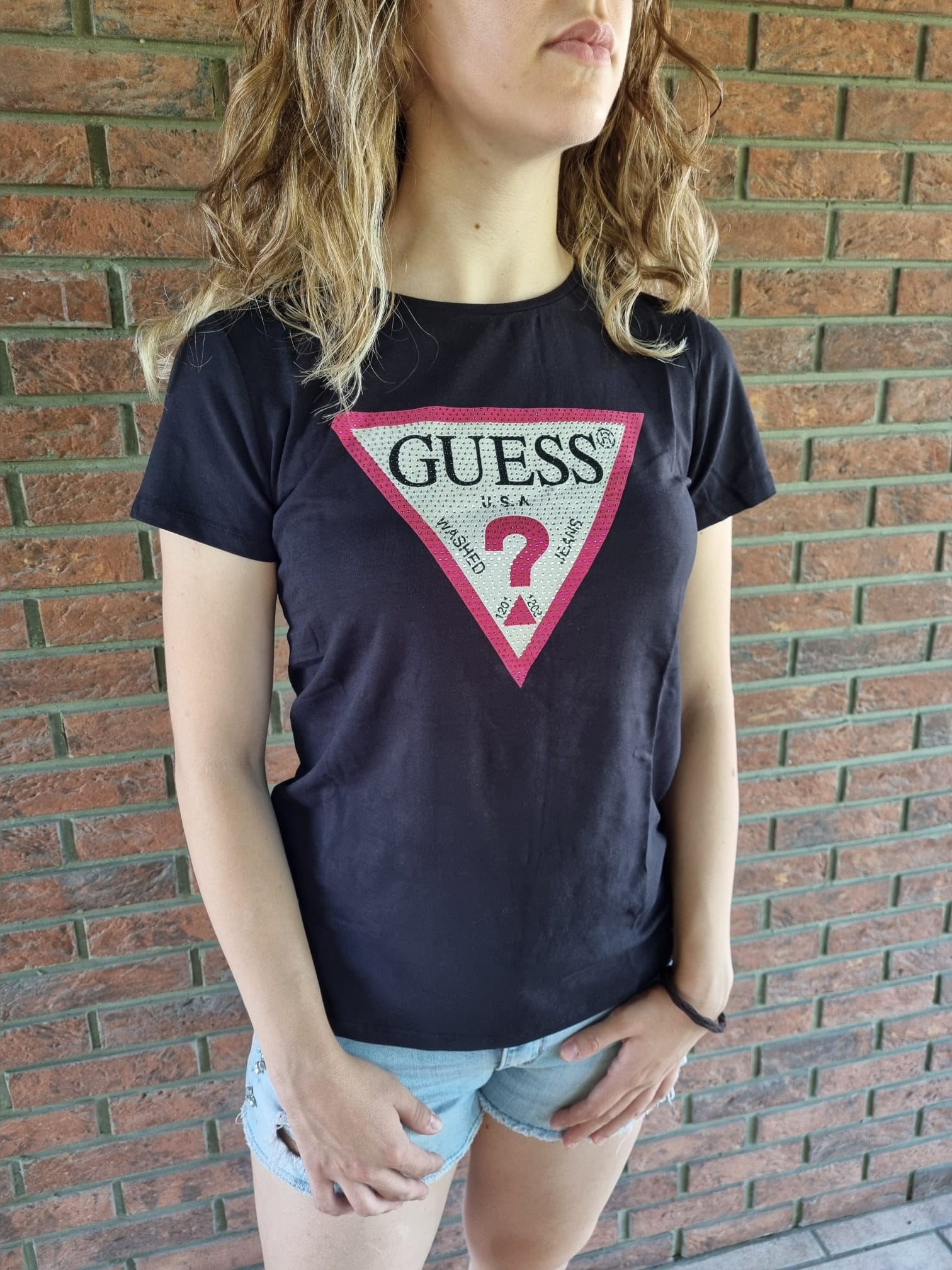 T-shirt GUESS primaverile in cotone, color nero con logo GUESS centrale fuxia in strass