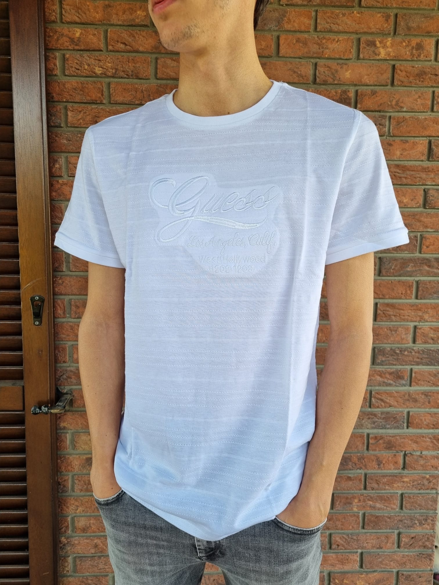 T-shirt GUESS per ragazzo color bianco tessuto fiammato e scritta GUESS ricamata bianca - immagine 2