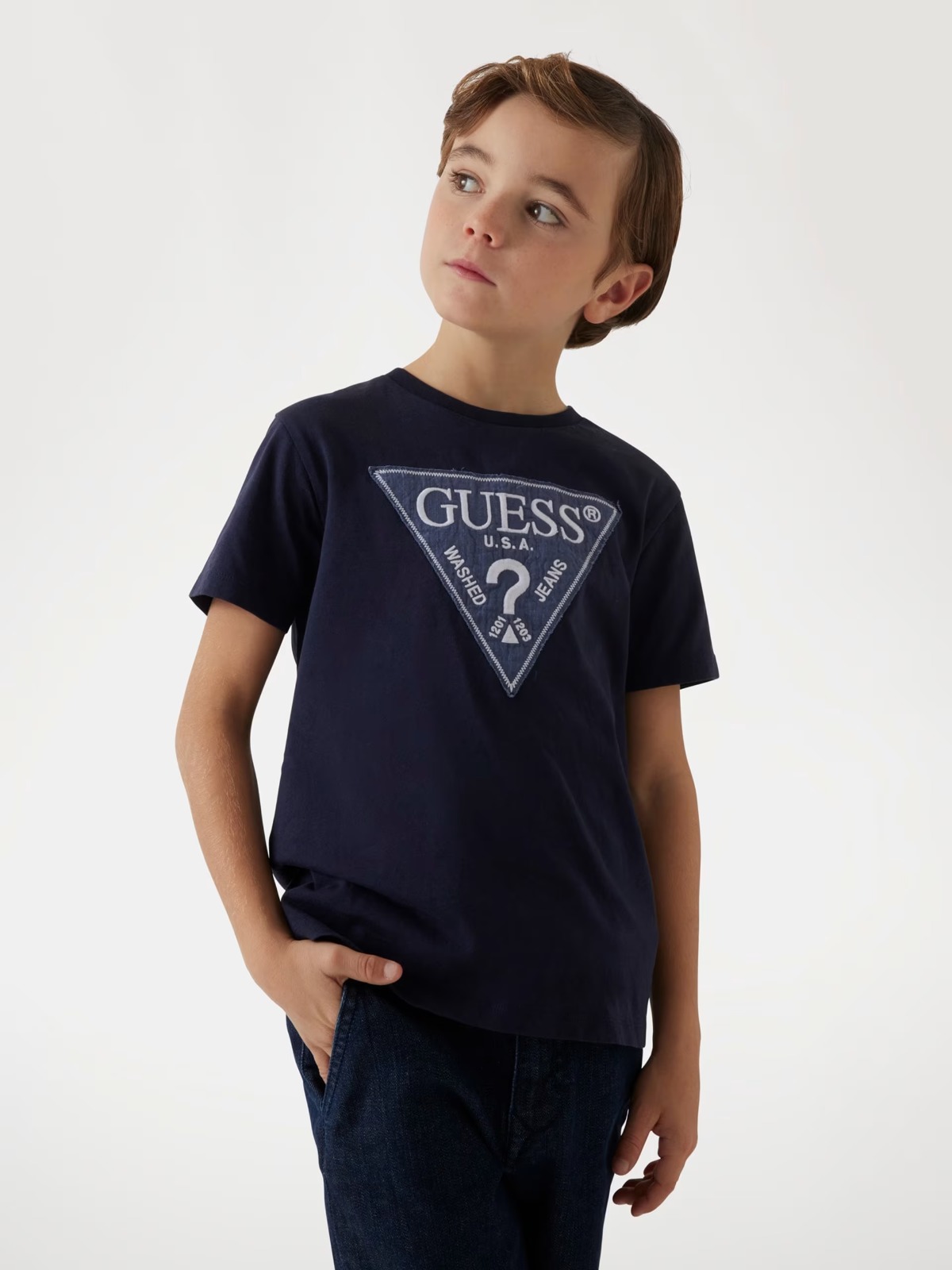 T-shirt GUESS per ragazzo color blu con inserto logo GUESS in jeans - immagine 2