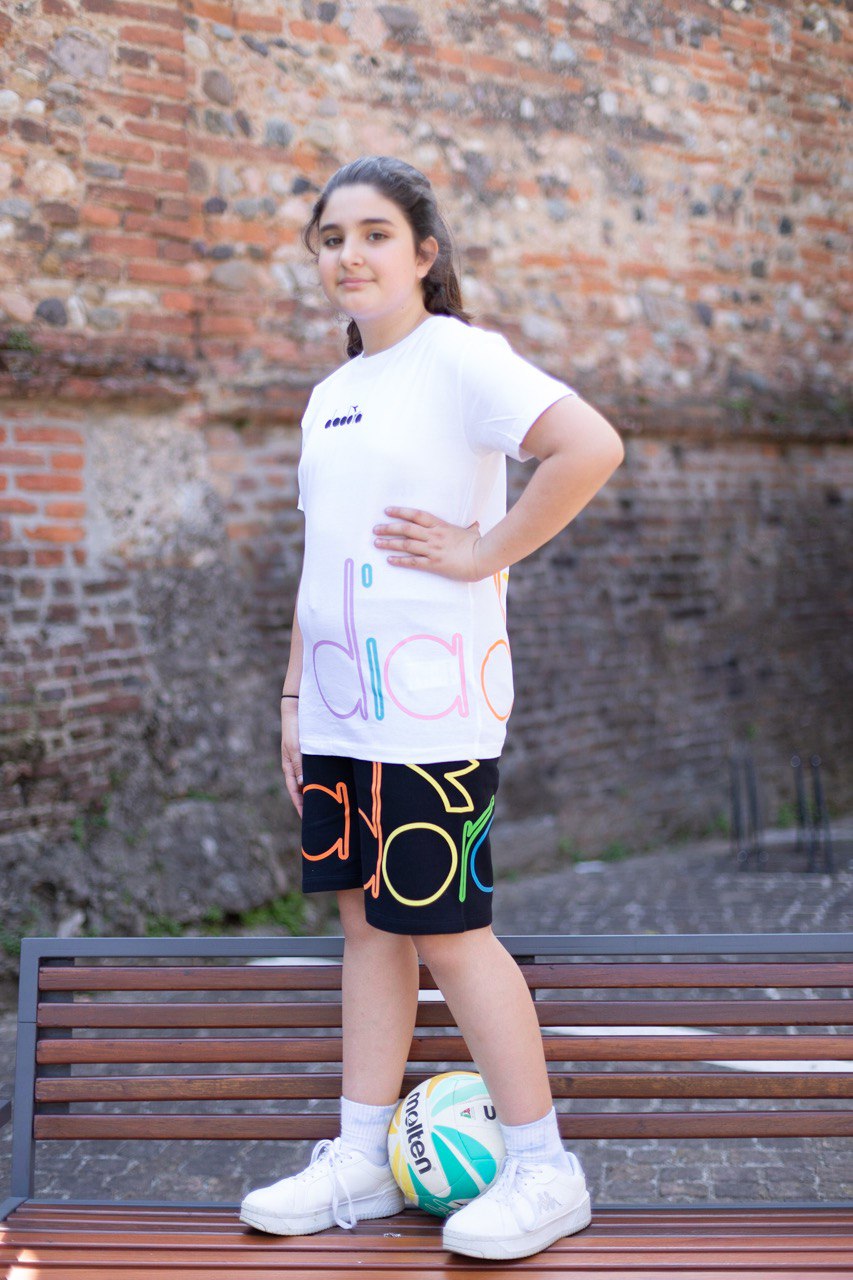 Pantaloncino bermuda DIADORA stile basket color nero con scritta DIADORA multicolor