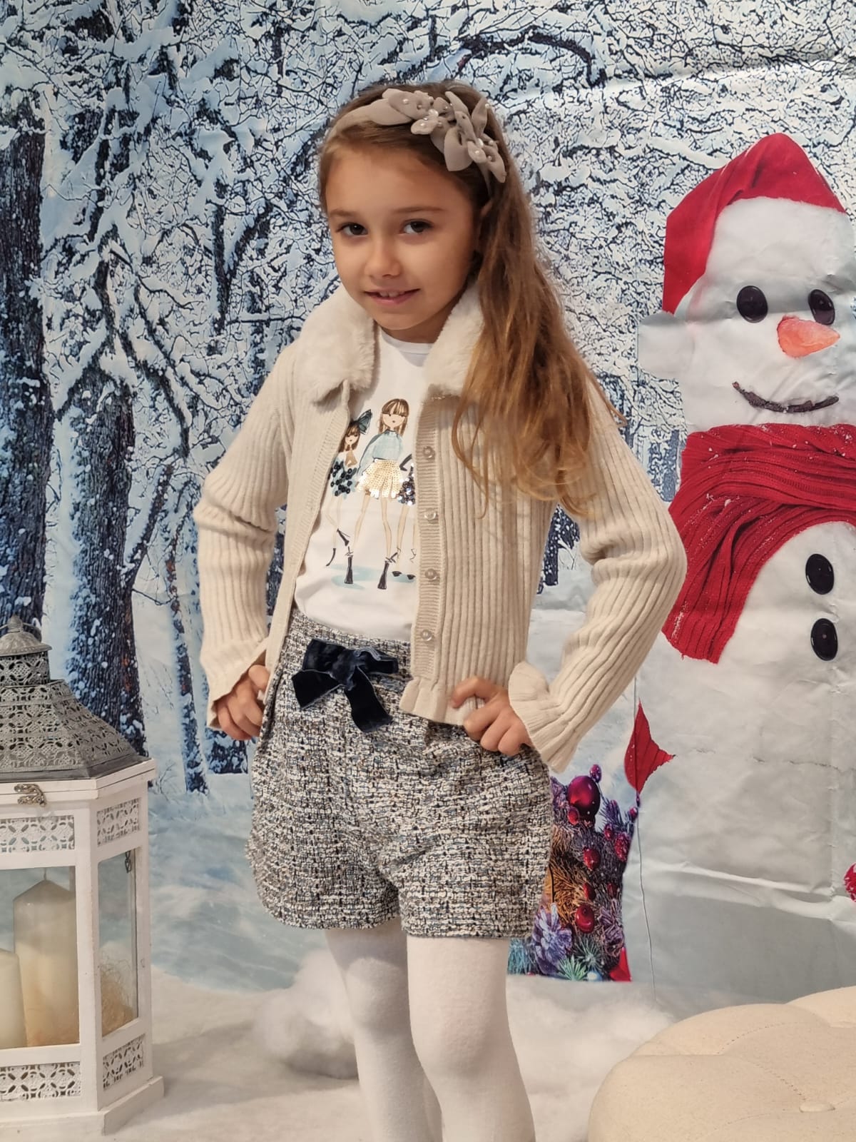 Completo MAYORAL per bambina, modello con pantaloncino blu fantasia beige e t-shirt abbinata - immagine 2