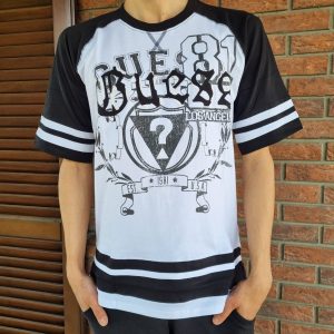 T-shirt GUESS per ragazzo color bianco e nero con scritta GUESS nera in rilievo