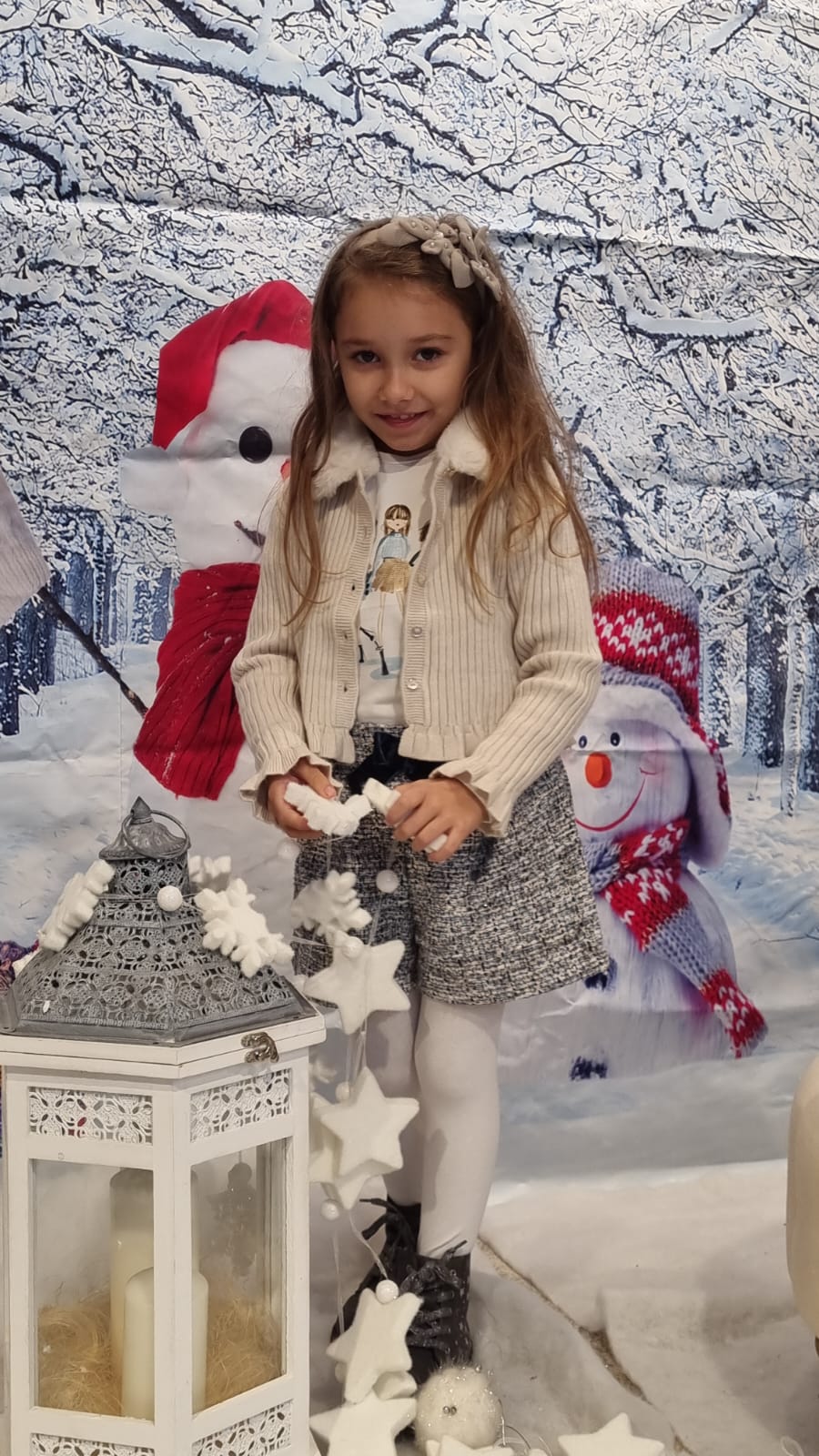 Completo MAYORAL per bambina, modello con pantaloncino blu fantasia beige e t-shirt abbinata - immagine 3