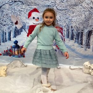 Completo MAYORAL  per bambina con gonnellina verde a balze e maglioncino pelosetto verde