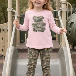 Completo 2 pezzi IDO con t-shirt rosa in manica lunga con orsetto e legging camouflage