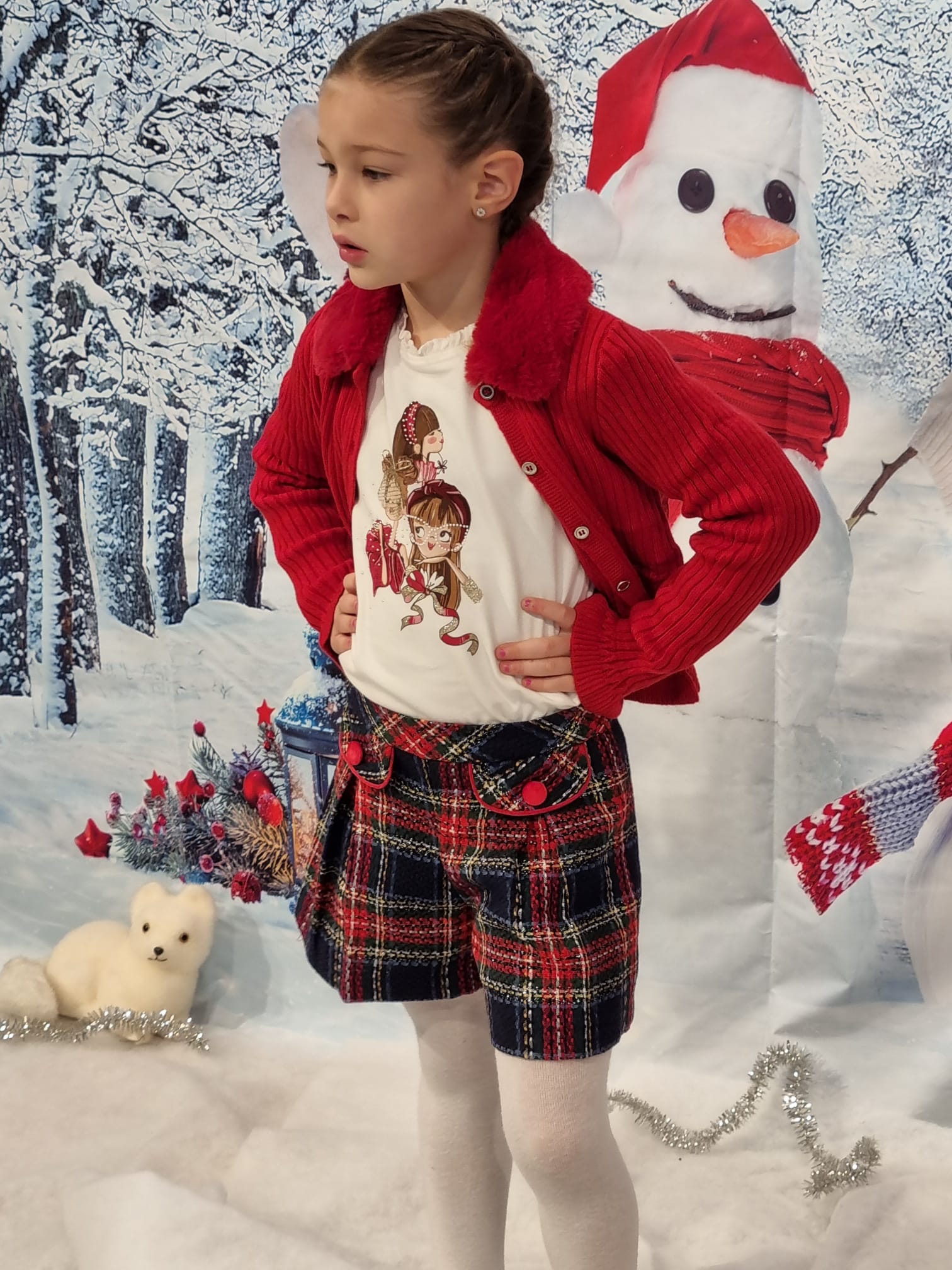 Completo MAYORAL per bambina con cardigan rosso, t-shirt e pantagonna scozzese - immagine 3
