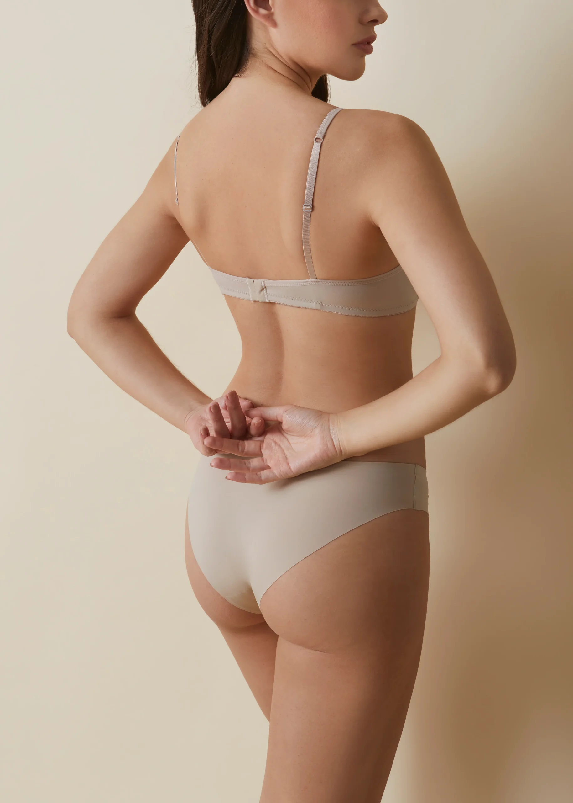 Reggiseno senza ferretto con coppe imbottite con scollatura a V - immagine 9