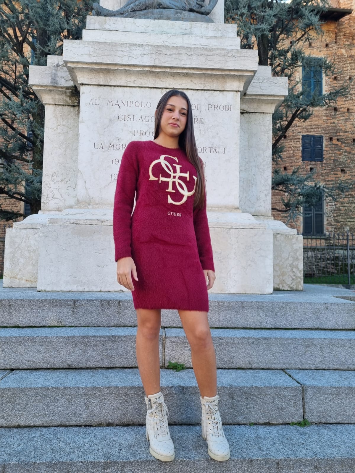 Abito GUESS Natale per ragazza in morbida maglia color bordeaux con logo GUESS centrale dorato - immagine 3