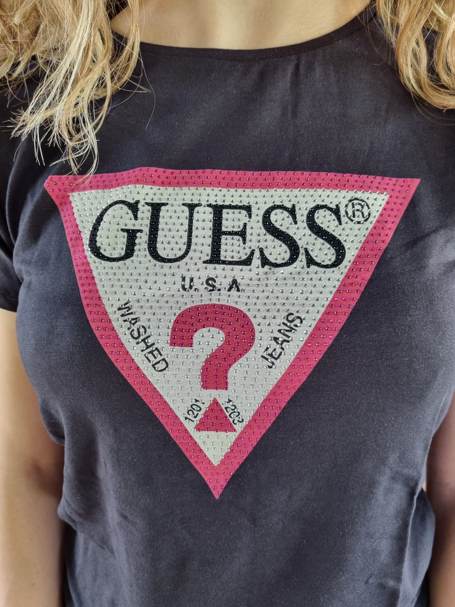 T-shirt GUESS primaverile in cotone, color nero con logo GUESS centrale fuxia in strass - immagine 5