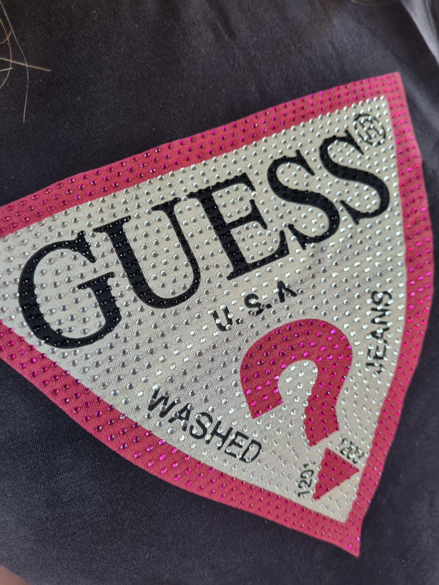 T-shirt GUESS primaverile in cotone, color nero con logo GUESS centrale fuxia in strass - immagine 6