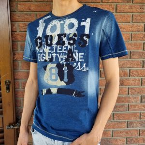 T-shirt GUESS per ragazzo effetto jeans con dettagli in rilievo
