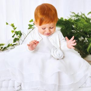 Abito  vestito in voile IDO per neonata color avorio con tripla balza e fiorellino applicato – cerimonia