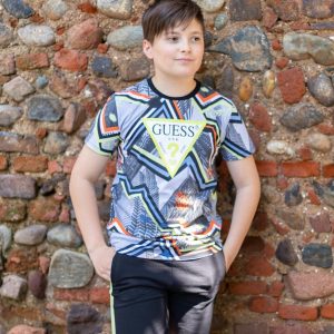 Completo GUESS estivo ragazzo color nero con stampa multicolore e dettagli verde lime