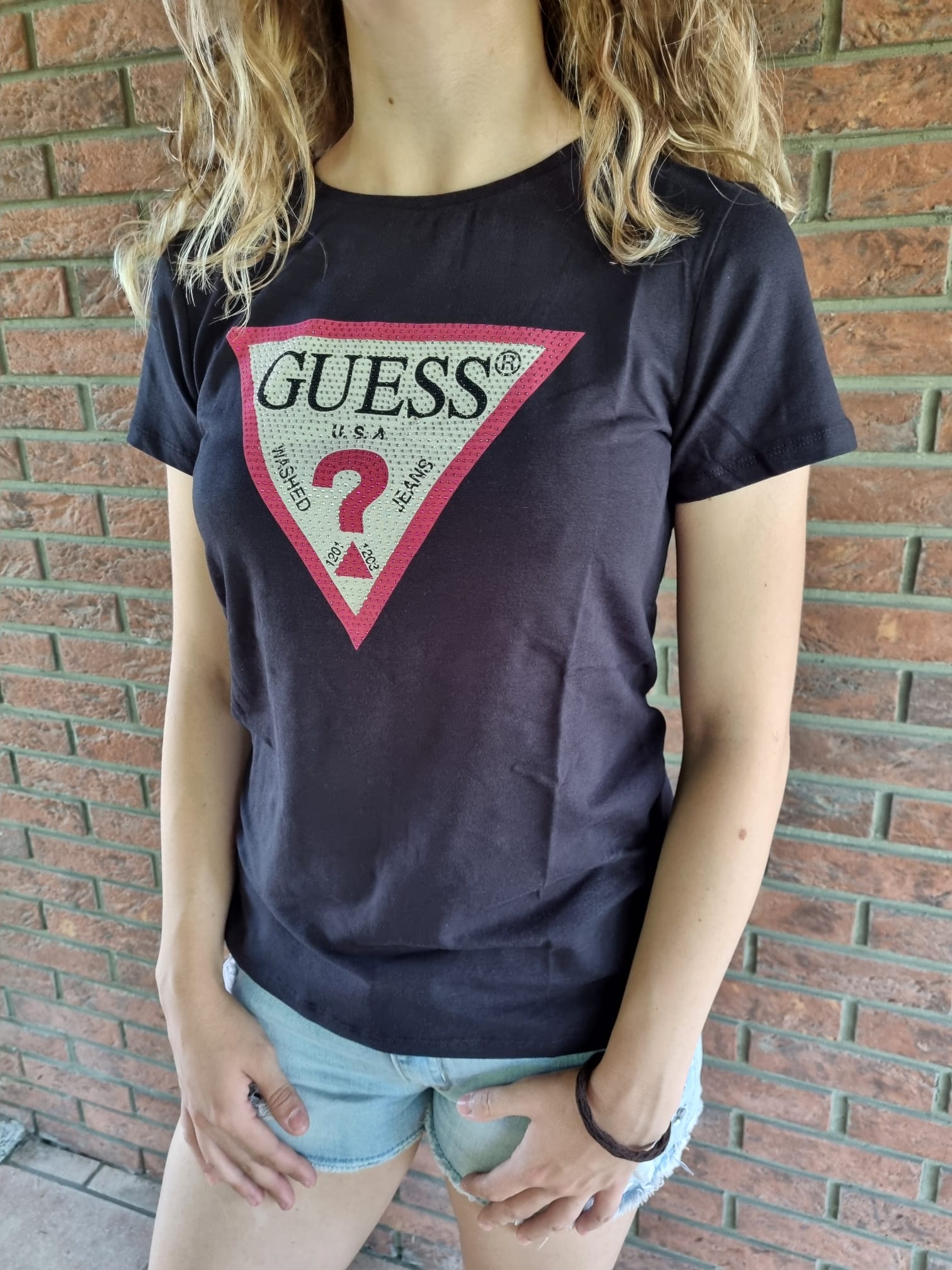 T-shirt GUESS primaverile in cotone, color nero con logo GUESS centrale fuxia in strass - immagine 3